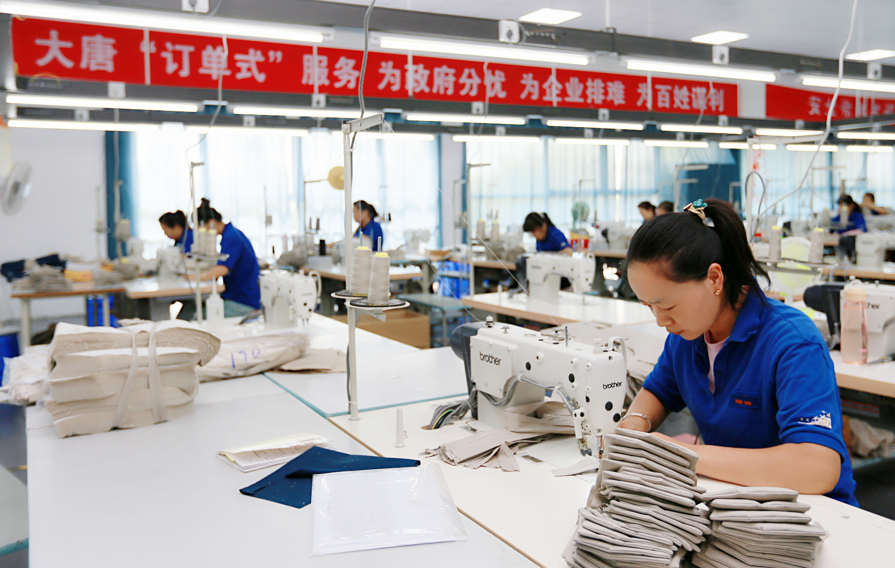 4.色情动漫
引进“订单式”扶贫企业.，让异地搬迁群众实现家门口就业.jpg