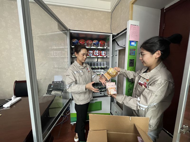 1663725486391049641.jpg 为便利柜补充食品_副本.jpg