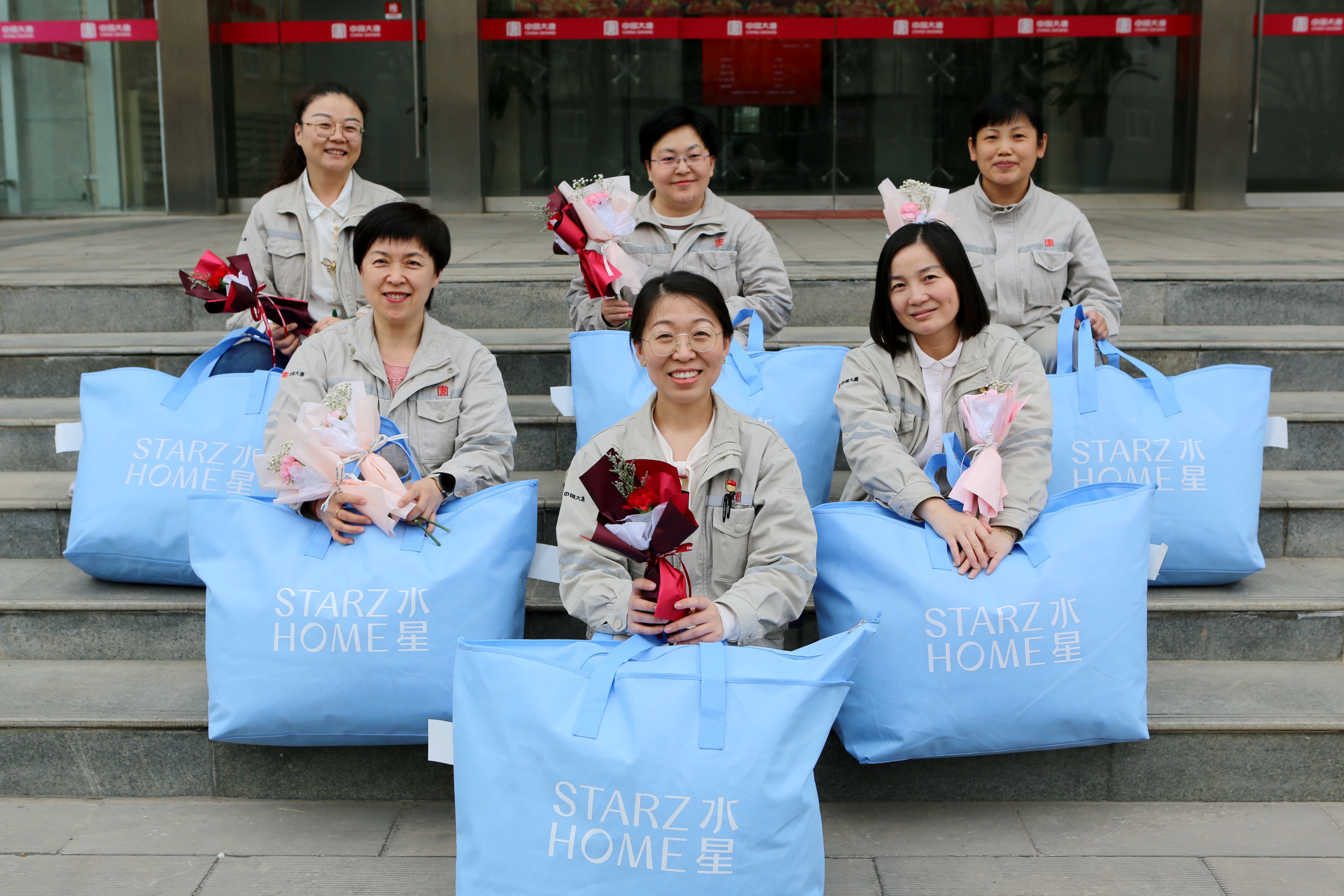1678343737653078204.jpg 3月8日,向女职工献上朵朵玫瑰花和水星凉被,感谢她们把智慧和精力献给了事业,在工作中精益求精好不逊色,发挥不可替代的“半边天”作用。 (2).jpg