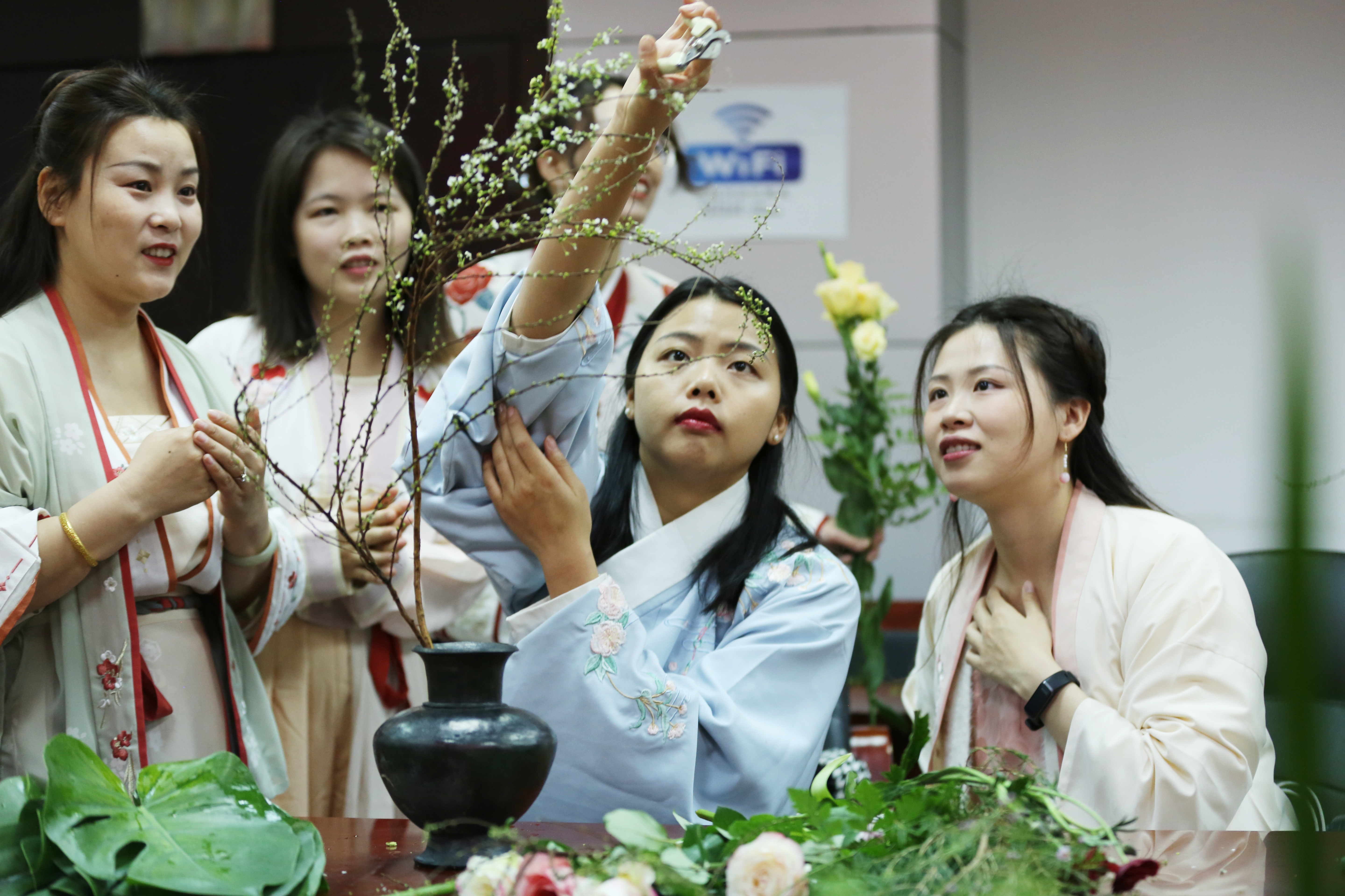 1678343869430093365.jpg 【幸福大唐】甘孜水电公司:茶香四溢 花开幸福 温情暖芳华 (3).jpg