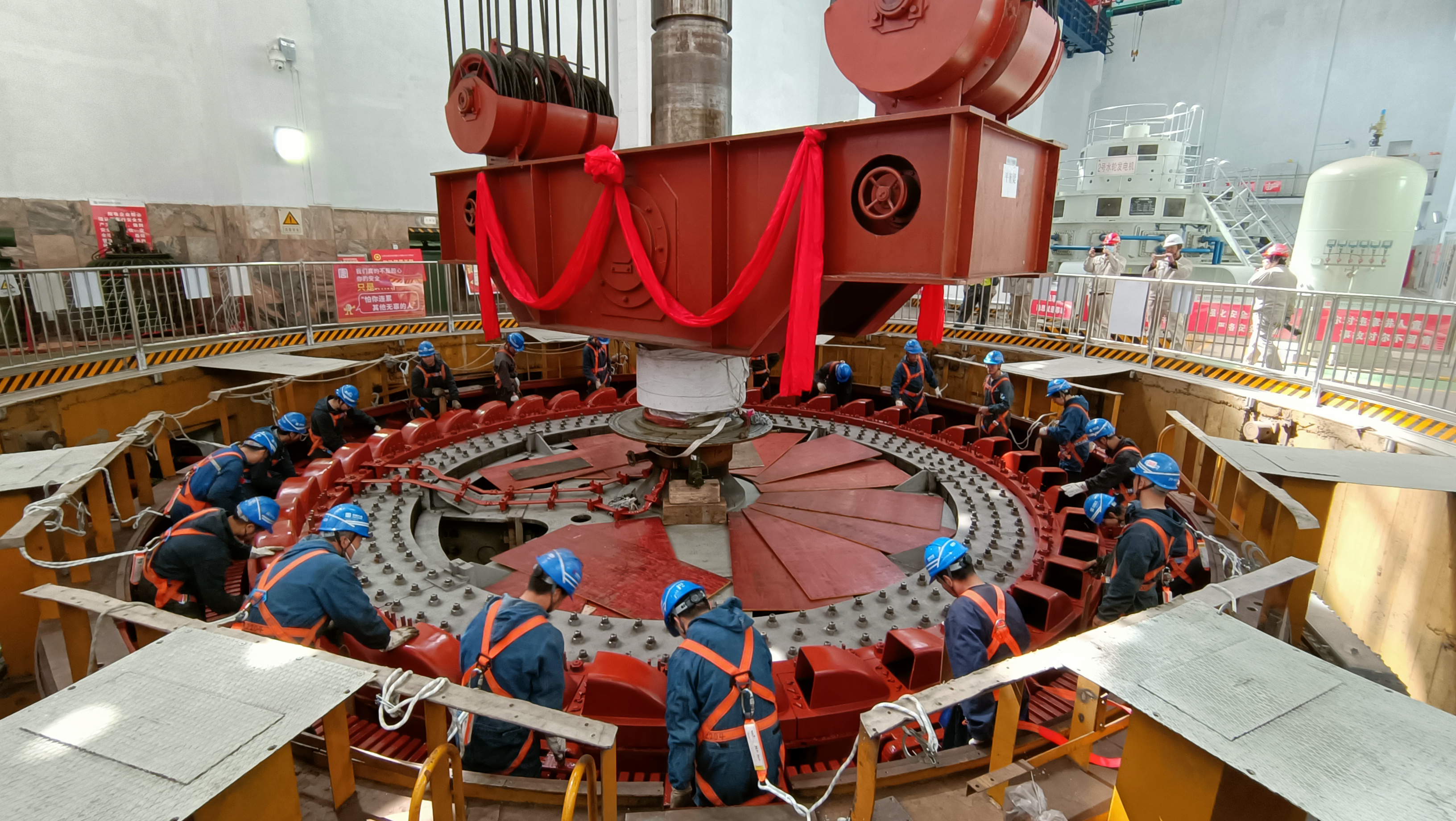 1681719641879096748.jpg 碧口水电厂发电机转子回装现场(刘小娟摄).jpg