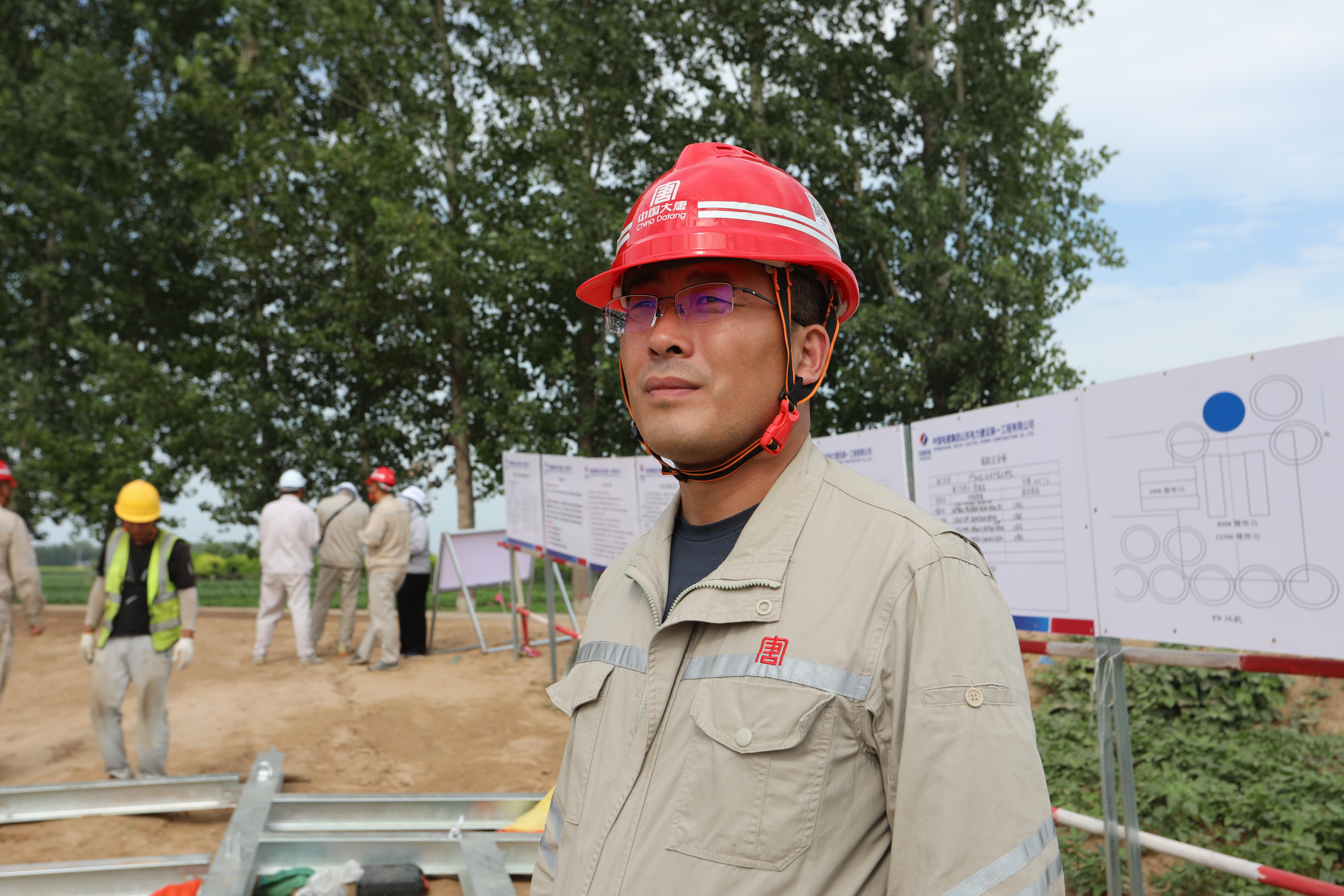 工程部许志伟在施工现场.jpg