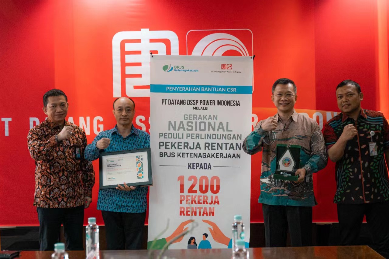 1697435267804098916.jpg 金光公司近日持续深入开展社会责任工作,帮助印尼本地1200余名贫困人员参加社保,保障当地生活困难人群的基本生活质量,此举得到印尼雅加达社保局的高度肯定,雅加达社保局相关负责人专程到金光公司本部表达谢意并颁发证书和奖牌。.jpg