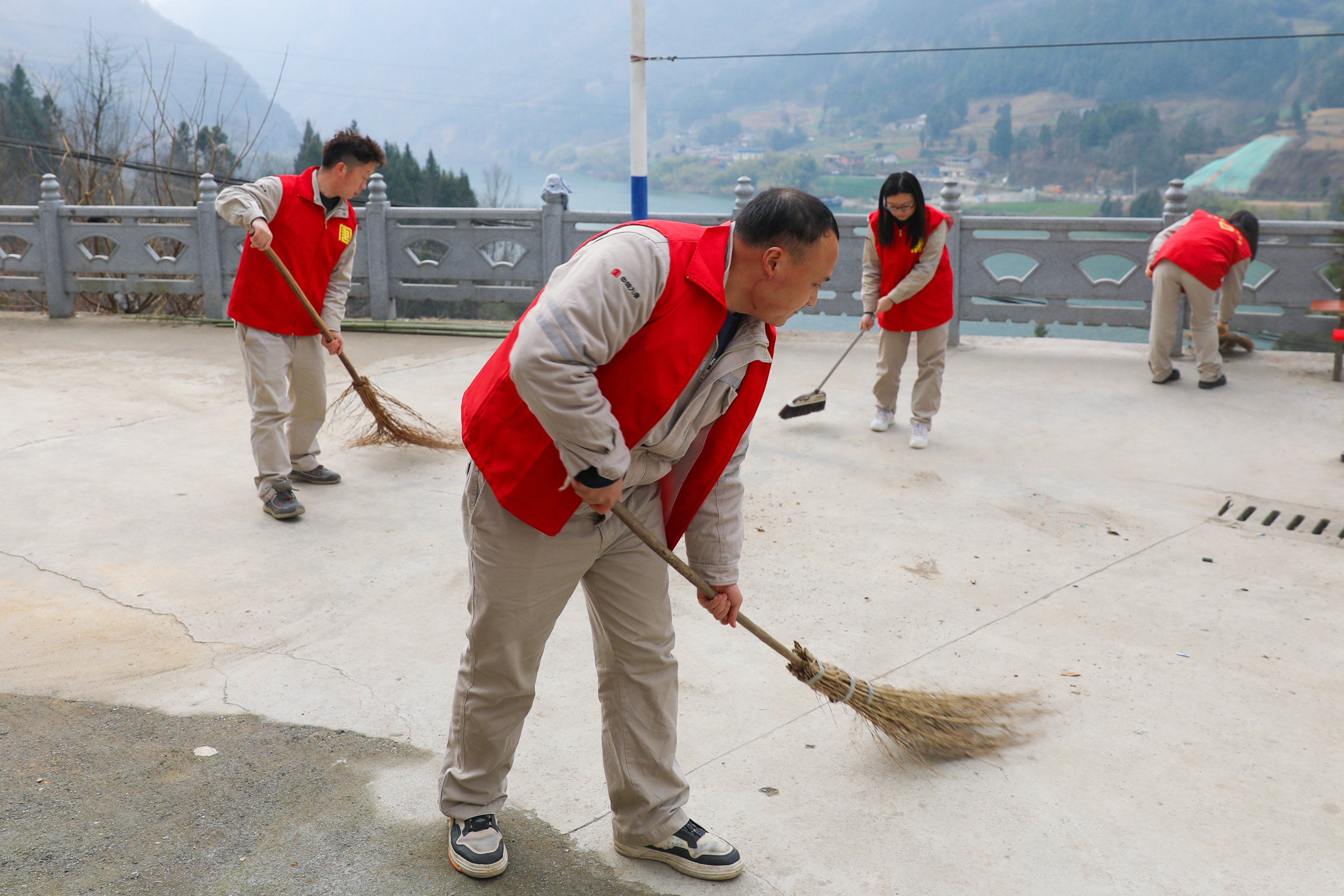 1709621540210010364.jpg 石泉水电厂学雷锋青春志愿行助力乡村振兴(石泉水电厂 任岩) (2).jpg