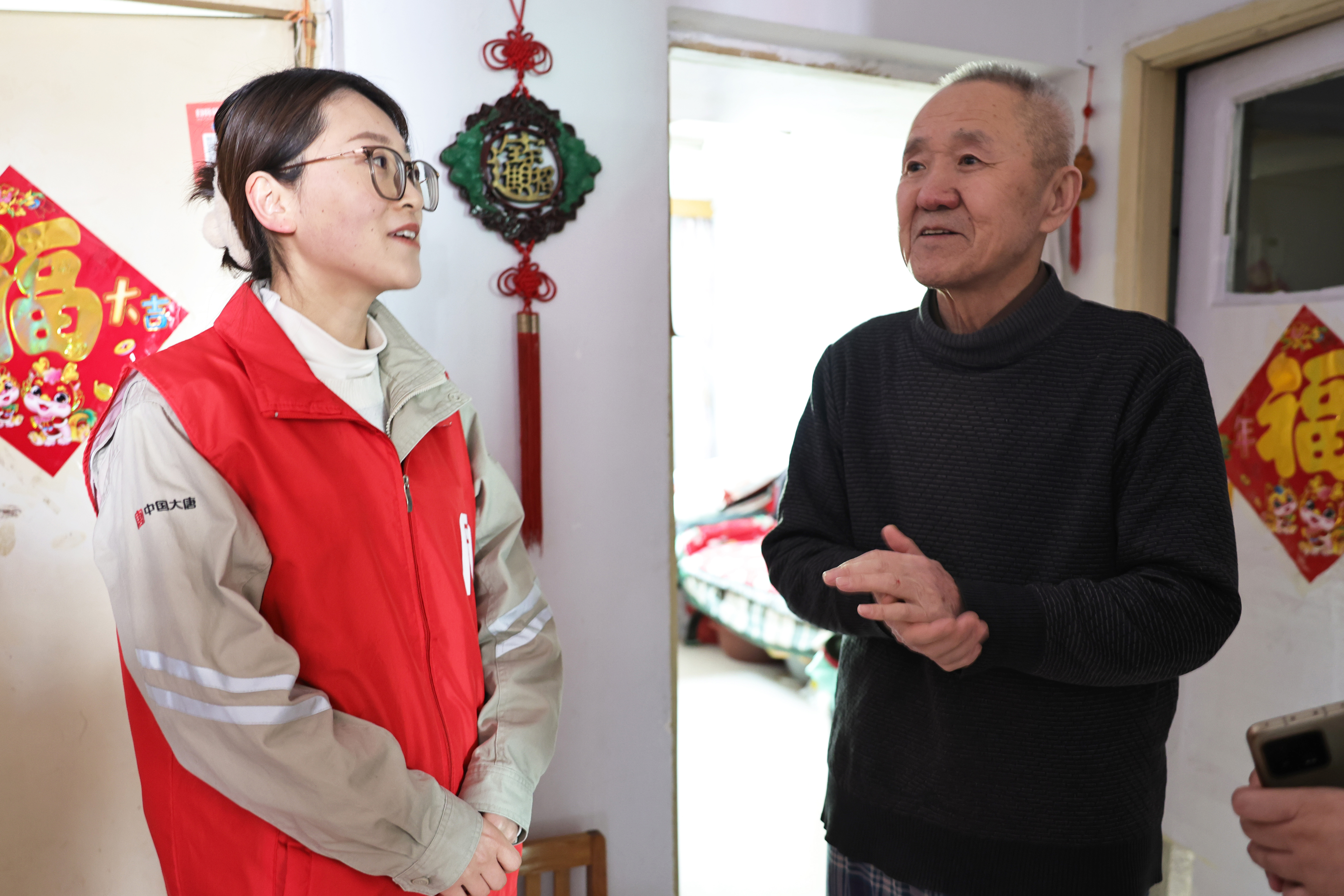 1709621911988078091.jpg 葫芦岛热电公司走访慰问老党员-3.jpg