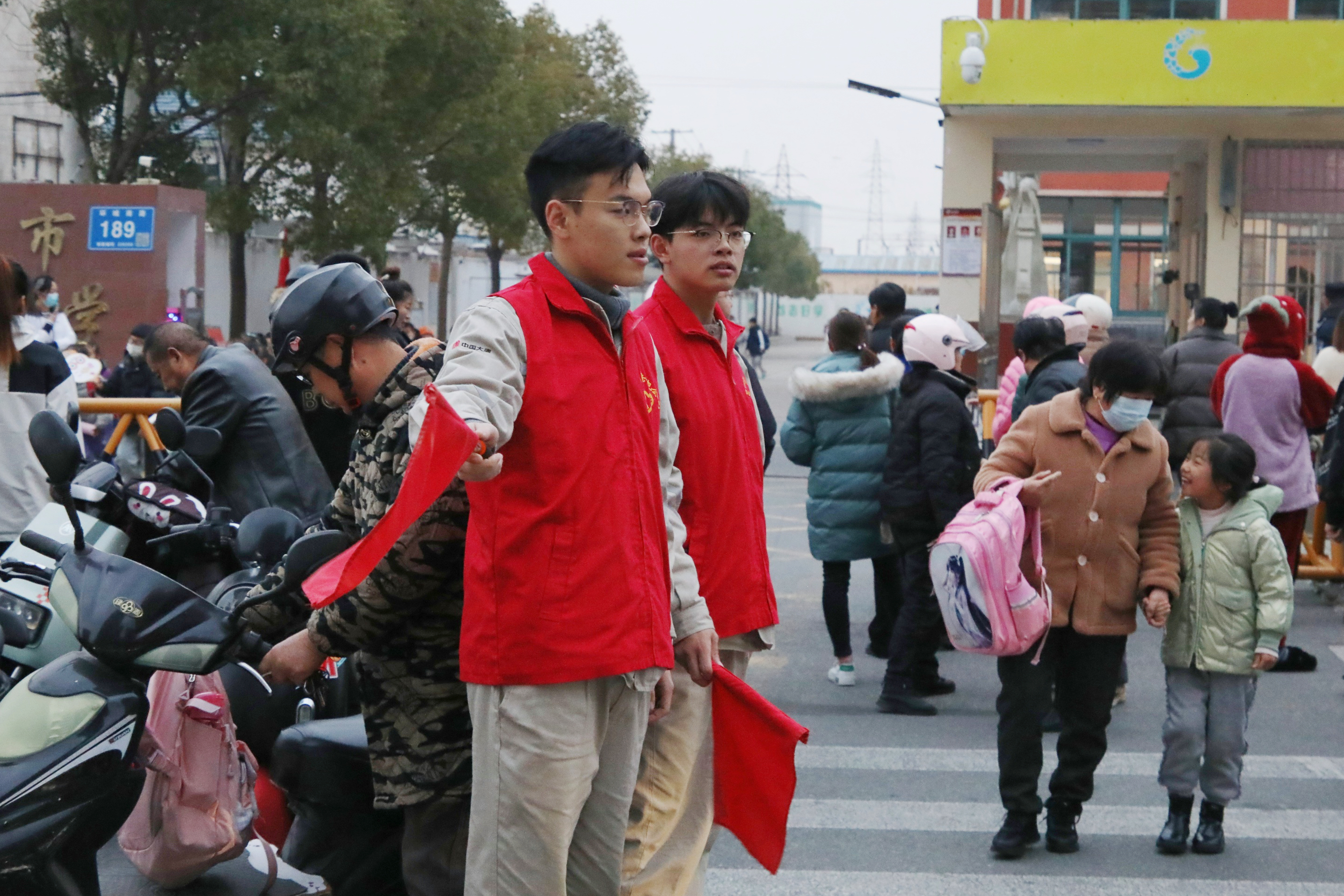 1709623820347041321.jpg 吕四到市区小学开展“护学岗”志愿活动,护送小学生安全放学.jpg