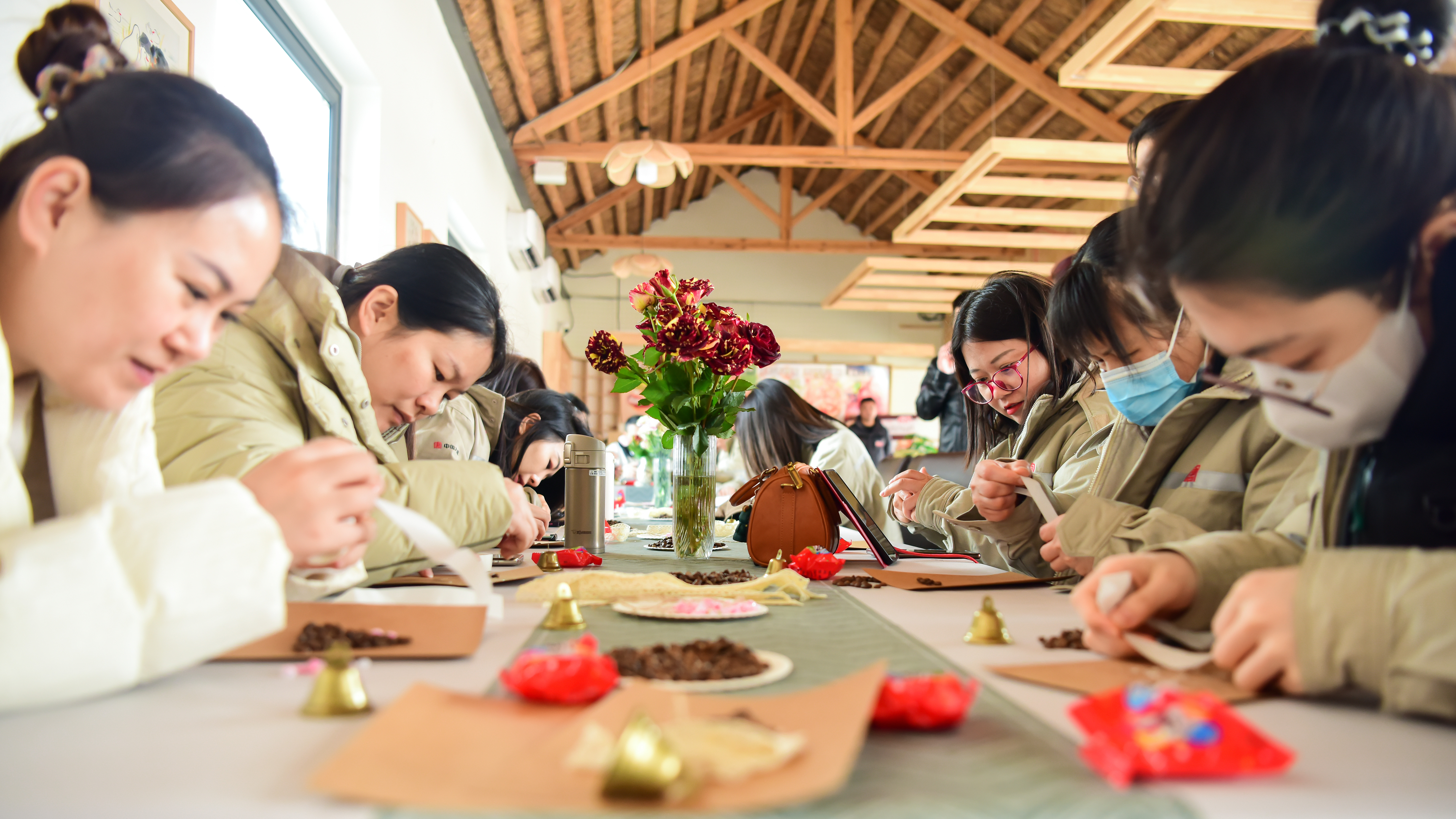 1710468871490033817.jpg 女职工在做手工---周鹏摄.jpg