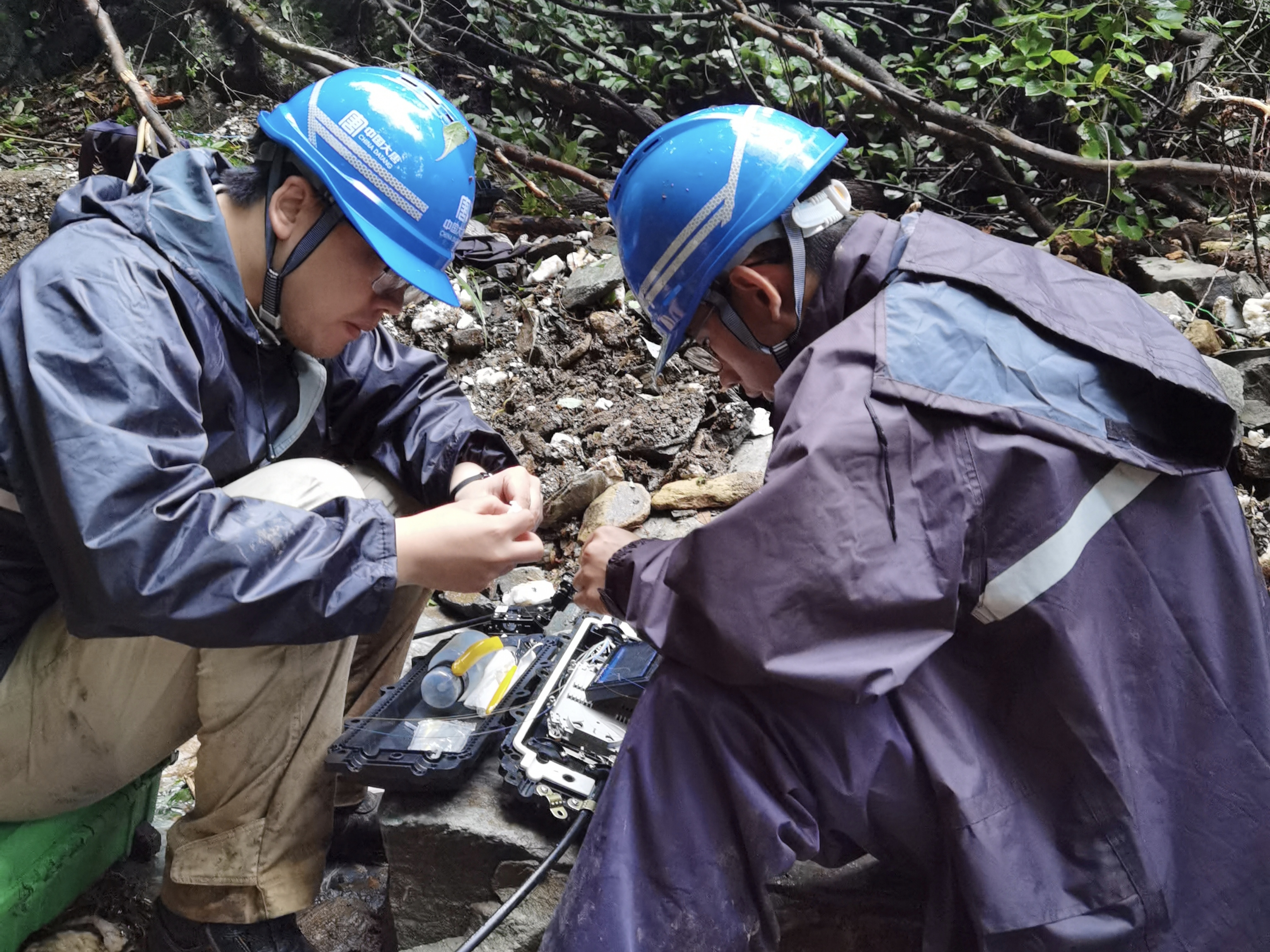 1720744310564010002.jpg 抢险小组在进行熔纤操作恢复断点.jpg