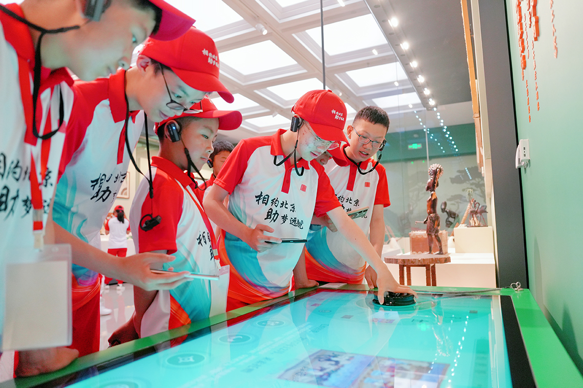 1723449057648047091.jpg 图2学生在中央礼品文物管理中心参观学习a.jpg