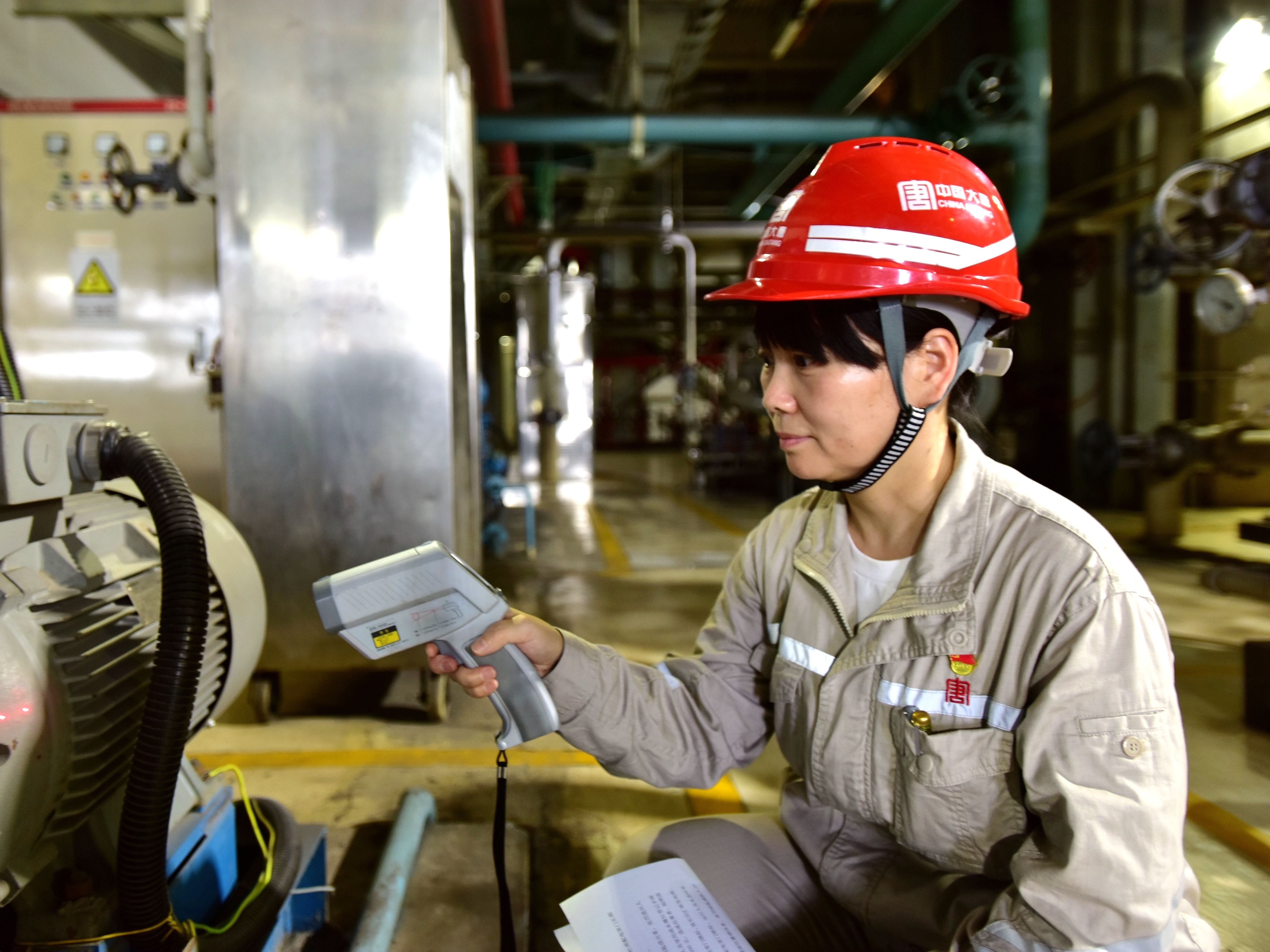 1723451979724047311.jpg 图2:秦岭发电公司张晓丽巡检.jpg