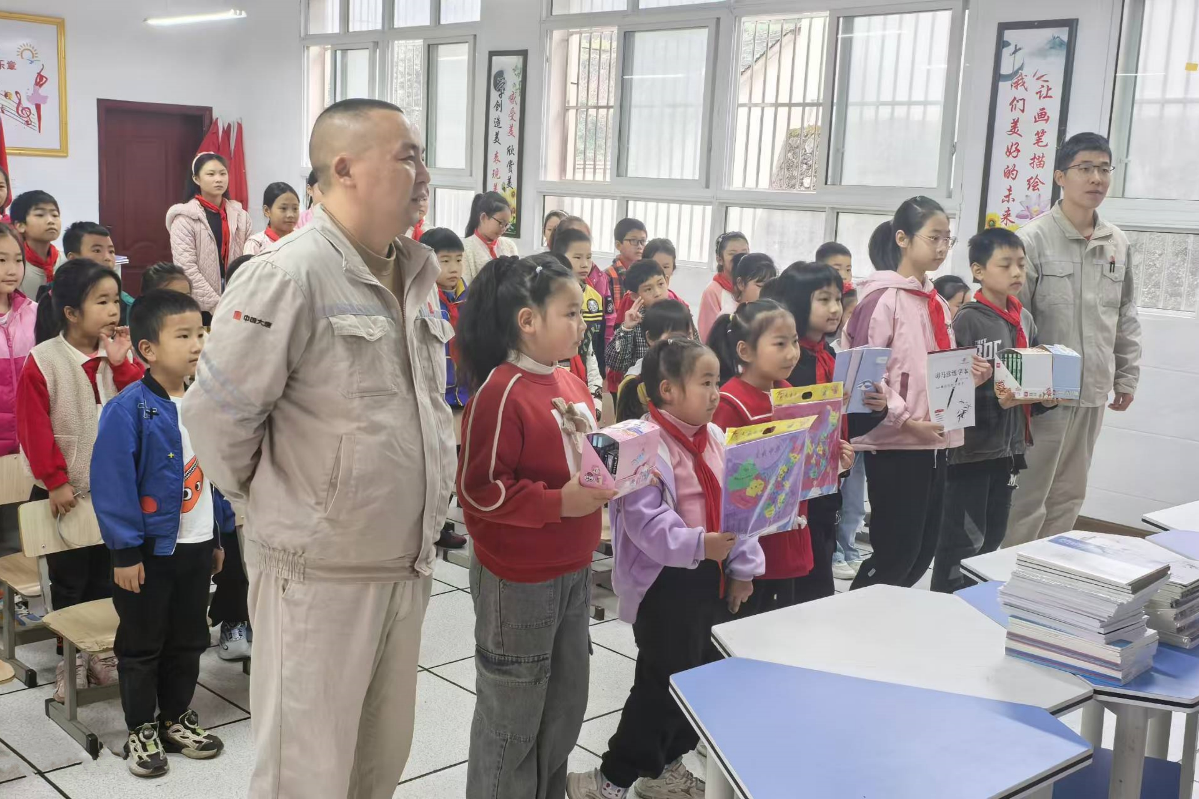 1732089869336007854.jpg 3.沿渡河公司青年志愿者为孩子们送去文具等小礼品.jpg