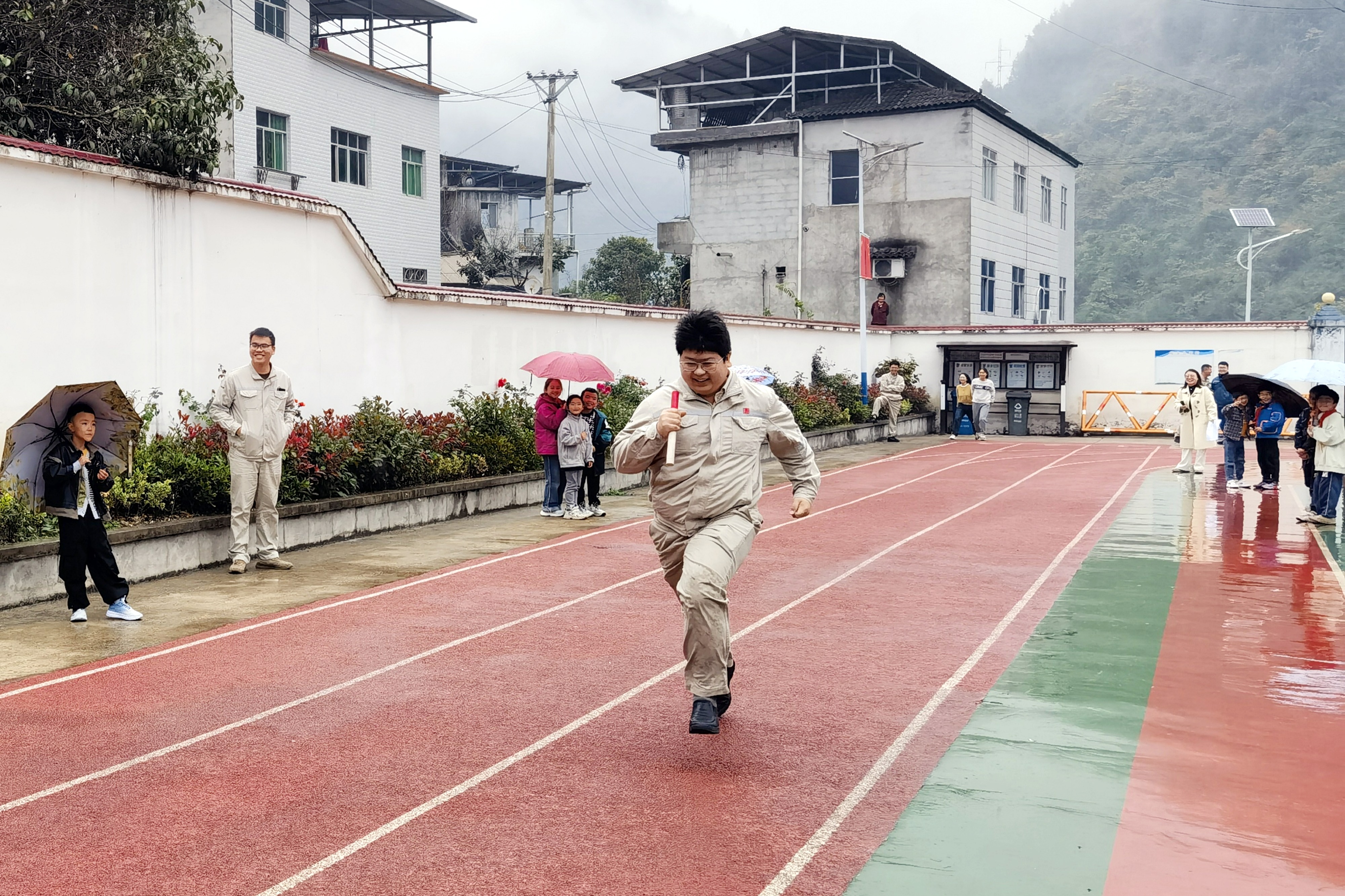 1732089875901087291.jpg 4.沿渡河公司职工与师生开展趣味活动。.jpg